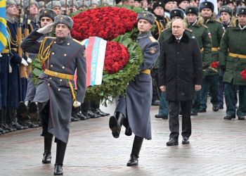 Россия Президенты Владимир Путин Билгесез солдат каберен зыярәт итте