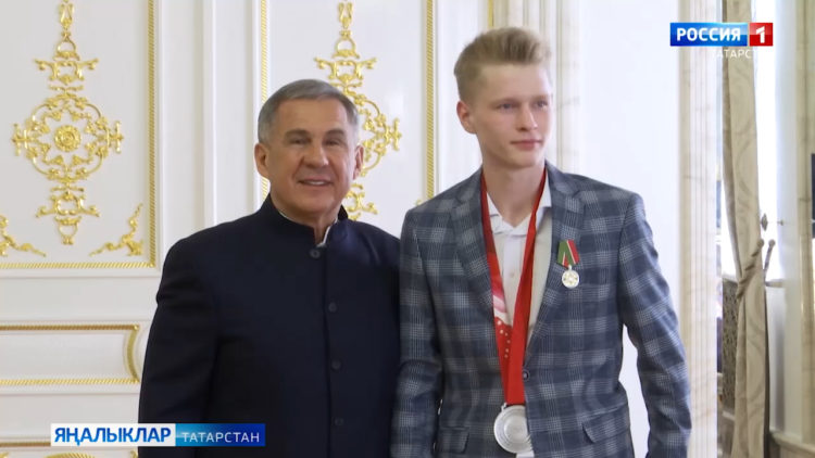 Президент бүләкләр тапшырды