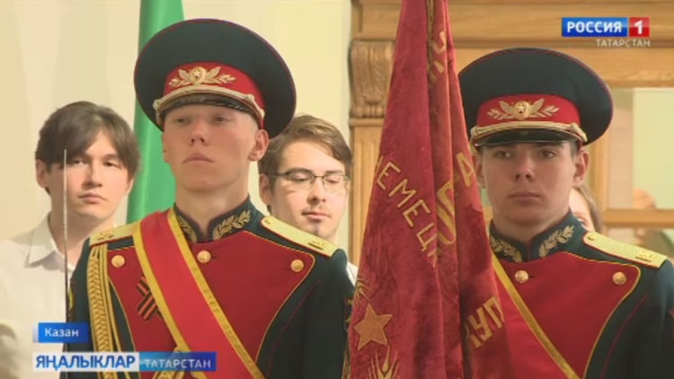 Җиңү Байрагы алдында баш иябез…