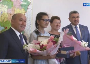 Әдиләгә  Дәүләт Советы рәисе урынбасары кул кысып рәхмәт хаты тапшырды