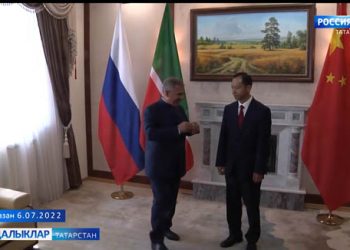 Рөстәм Миңнеханов Инциньга ТАССРның 100 еллыгы медален тапшырды