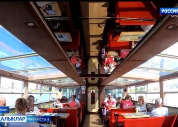 Дулкын ярып килә теплоход