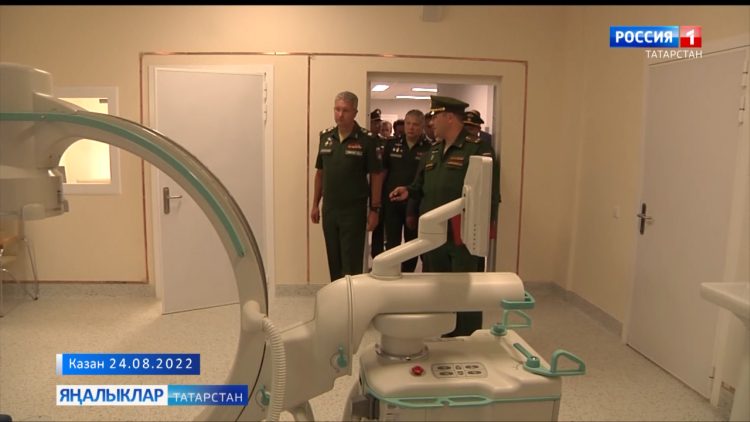 Россия Оборона министры урынбасары Тимур Иванов Казан хәрби госпиталендә булды