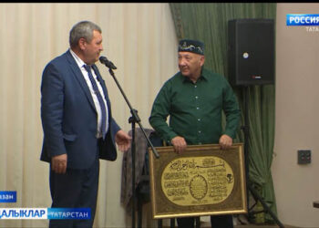 Алмаз Хәмзин үзе җыр яза, башкара, өздереп баянда уйный