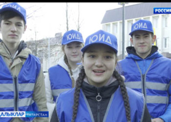 Актаныш районында яшь инспекторлар җәяүлеләрне юл аша дөрес чыгарга өйрәтә