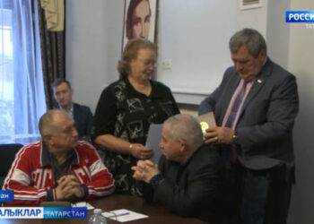 Заһид Мәхмүдигә исән чагында тапшырылып өлгермәгән «Татарстанның атказанган сәнгать эшлеклесе» исеме аның гаиләсенә тапшырылды