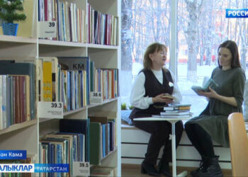 Түбән Кама китапханәсендә яңа китапларны чиратка салып укыйлар