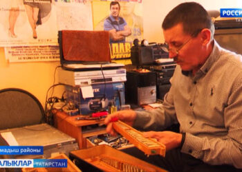 Мамадыш районыда гомер итүче Рөстәм Гыйниятов гармуннар төзәтү белән шөгыльләнә