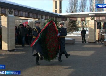 Башкаланың Җиңү паркында Мәңгелек утка чәчәкләр салдылар