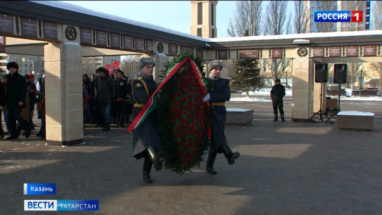 Башкаланың Җиңү паркында Мәңгелек утка чәчәкләр салдылар