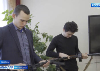 Офицерларның хәрби киеме солдатныкыннан ни белән аерылган?