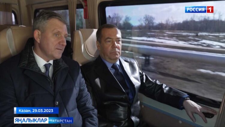 Кичә Казанда бер көнлек эш сәфәре белән Дмитрий Медведев булып китте