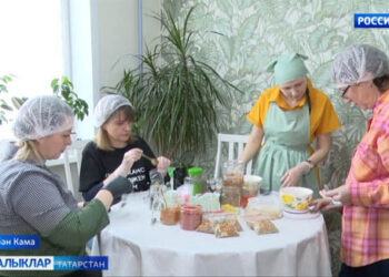 Түбән Кама волонтёрлары хәрбиләр өчен коры аш һәм ботка әзерли