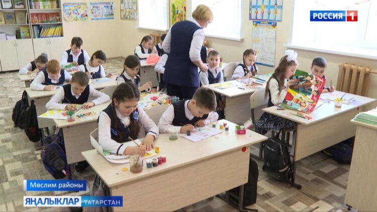 Балалар ил рәсемен ясый…