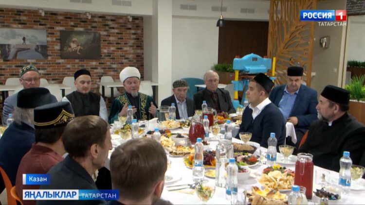 «Безнең мирас» журналы редакция белән хезмәттәшлек иткән вәкилләр катнашында ифтар уздырды