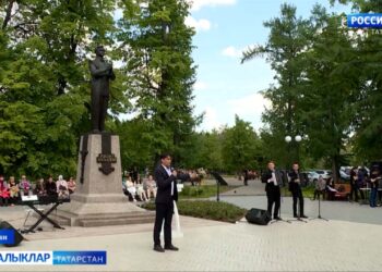 Милләт каһарманы — Рәшит Ваһаповның тууына 115 ел тулуга багышланган митинг-концерт узды