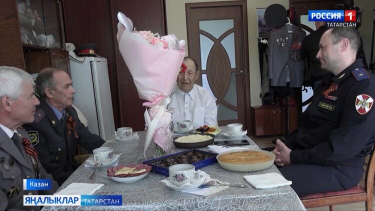 Өй янындагы парад