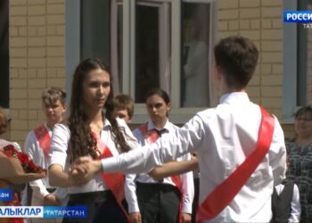 Соңгы кыңгыраулар 19 меңгә якын укучы өчен чыңлый