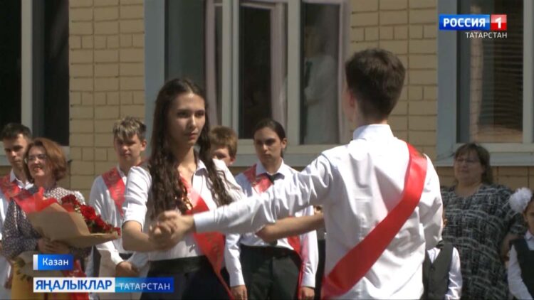 Соңгы кыңгыраулар 19 меңгә якын укучы өчен чыңлый