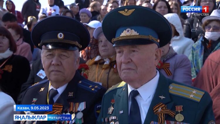 Меңьеллык мәйданда узган тантаналы парадка хөрмәтле сугыш, тыл ветераннарын зурларга Республикабыз халкы җыналды