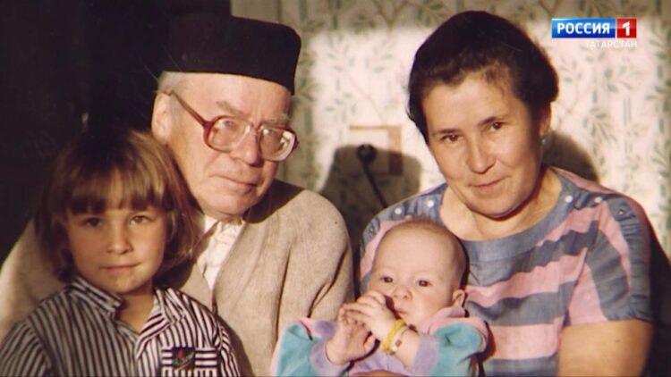 Аяз һәм Нәкыя Гыйләҗевләрнең төп йортлары, нәселләренең дүрт буынны берләштерүче гаилә учагы