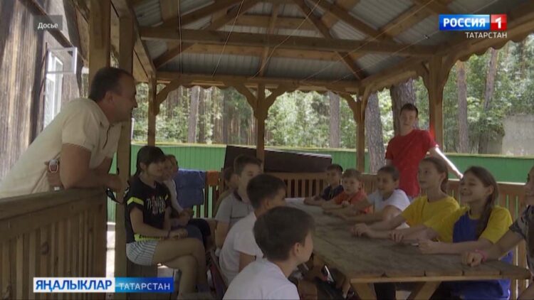 Мәктәп яны лагерьларындагы балалар салатлар өчен ингредиентларны үзләре сайлый ала