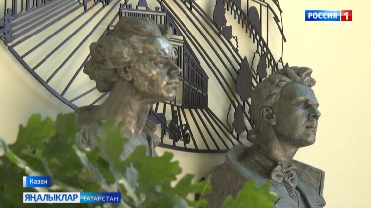 Рөстәм Миңнеханов опера җырчысы Федор Шаляпин һәмязучы Максим Горький хөрмәтенә мемориаль композициясен ачуда катнашты