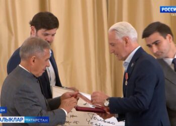 Рөстәм Миңнеханов «Ак Барс» хоккей клубы уенчылары һәм тренерлары белән очрашты