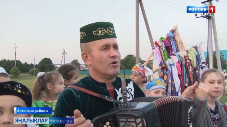 Унике айга бер килә ул…