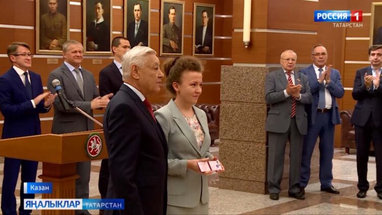 Фәрит Мөхәммәтшин Парламентта 17 суд участогына караган җәмәгать судьяларына хезмәт таныклыклары тапшырды