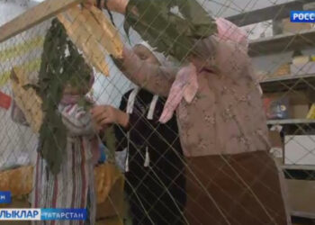 Менә шулай волонтерлар догалар кылып, теләкләр теләп челтәр үрүне тәмамлый