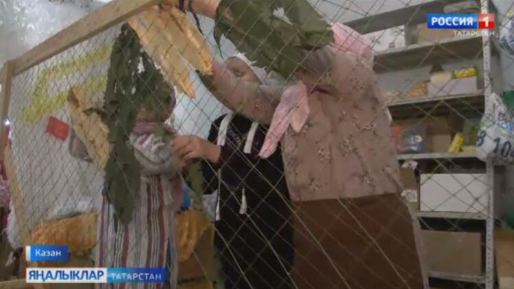 Менә шулай волонтерлар догалар кылып, теләкләр теләп челтәр үрүне тәмамлый