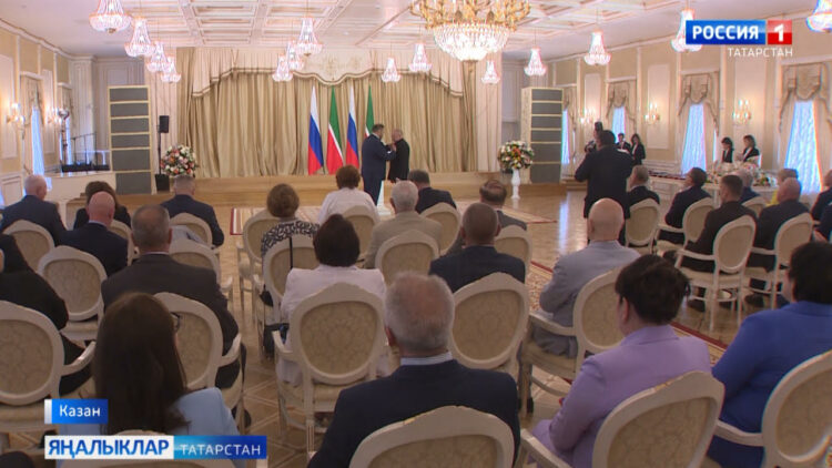 Республикабызның төрле тармакларда эшләүче 50 кешегә дәүләт бүләкләре тапшырылды