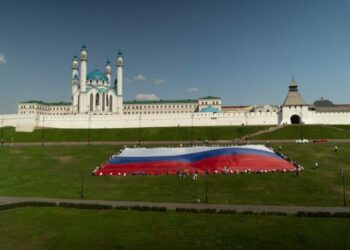 Казан Кремле астында Идел буе федераль округында Россия Федерациясенең иң зур флагы җәелде