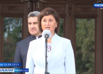 Рөстәм Миңнеханов мәгариф бүлекләренә яңа автомобиль ачкычларын тапшырды