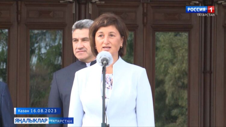 Рөстәм Миңнеханов мәгариф бүлекләренә яңа автомобиль ачкычларын тапшырды