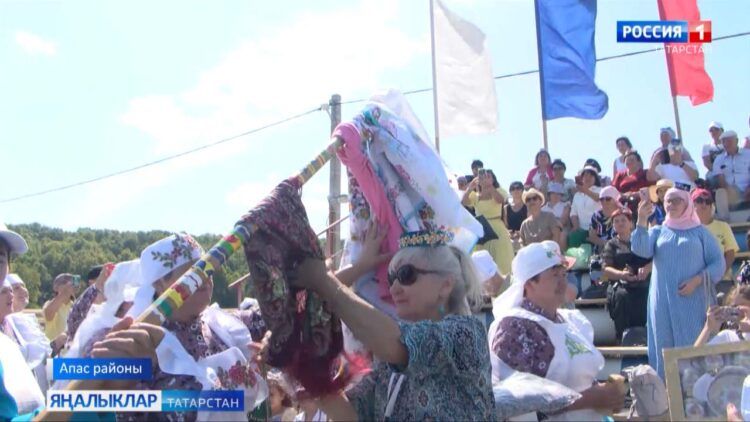 Апаста Дөньякүләм әдәби сабан туе узды