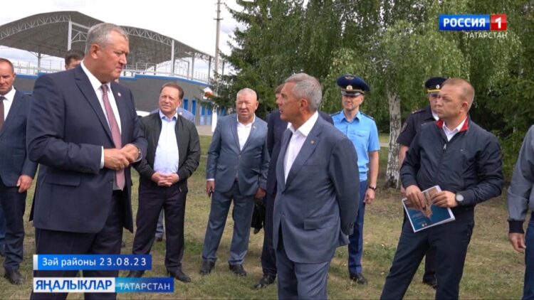 Зәй районында Рөстәм Миңнехановны яңа пешкән ипи белән каршы алдылар