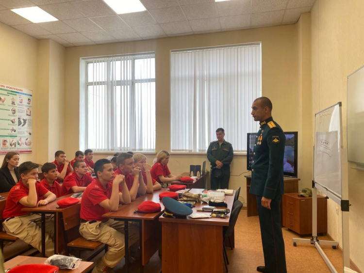 Рөстәм Миңнеханов телеграм-каналында Россия Герое алып бара торган дәрестән фото урнаштырды