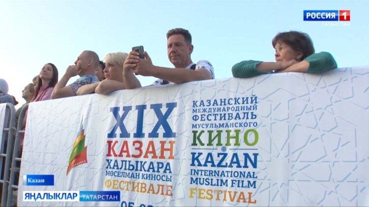 Кемнәр килә кызыл келәмнән?