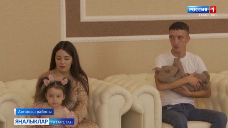 Бәхетле әти-әнинең бәби шатлыгы