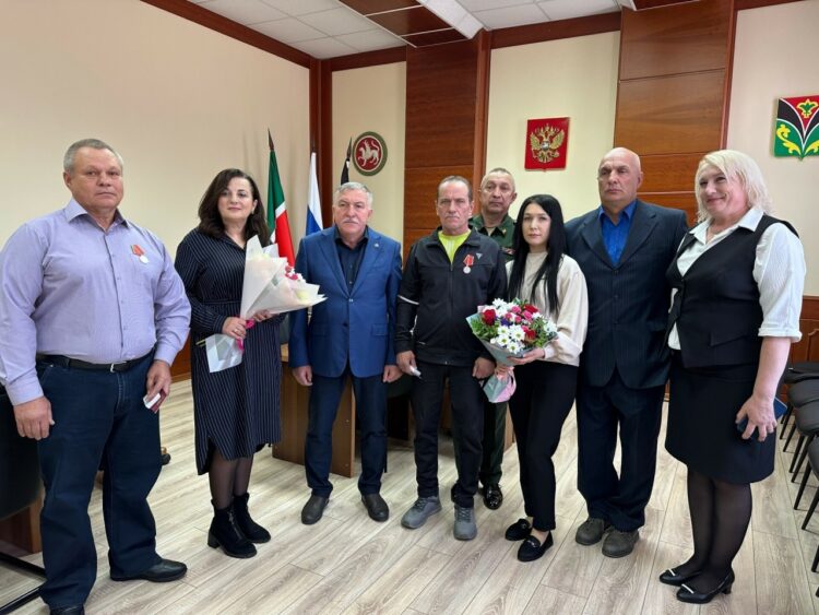 Махсус хәрби операциядә булган Лениногорск кешеләренә дәүләт бүләкләре тапшырылды