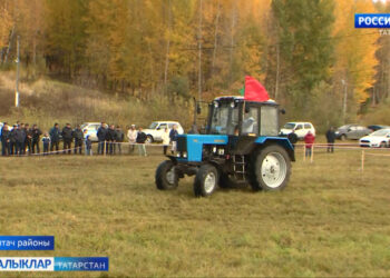 Трактор белән ат янәшә