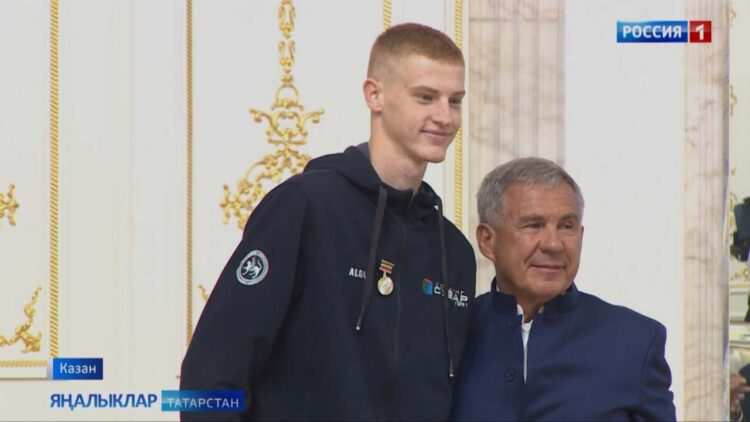 Казан Кремлендә чирәмдә туплы хоккей буенча «Динамо – Ак Барс» командасын хөрмәтләү тантанасы