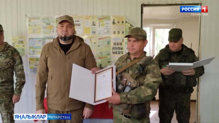 Кырымда 1233 полкның алдынгы сугышчылары бүләкләнде