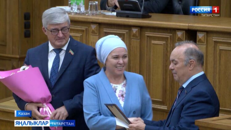 Муниципаль идарә өлкәсендәге иң яхшы хезмәткәрләрне республика Парламентында бүләкләделәр