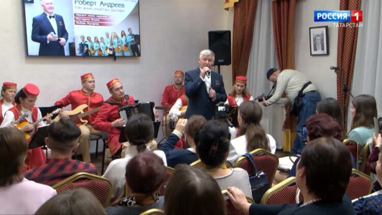 Роберт Андреев иҗатташ дусларын бер сәхнәгә җыйды