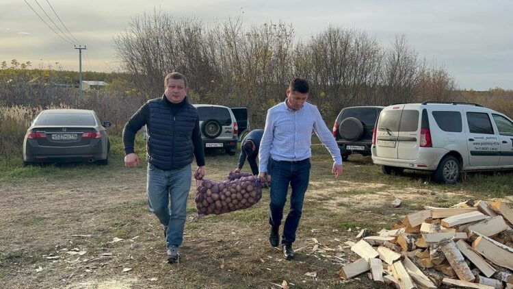 Питрәч районы башлыгы махсус операциядә катнашучы хәрбинең гаиләсенә ярдәм итте