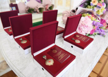 Рөстәм Миңнеханов Татарстанның өч кешесен «Ана даны» медале белән бүләкләде