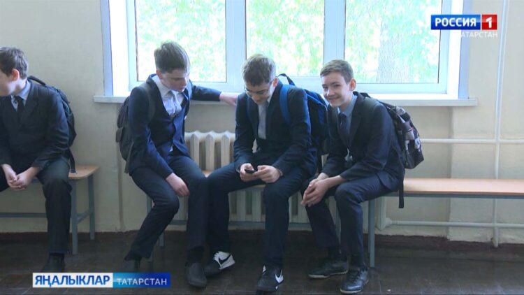 Мәктәп укучыларына дәрес вакытында кәрәзле телефон куллануны тыячаклар